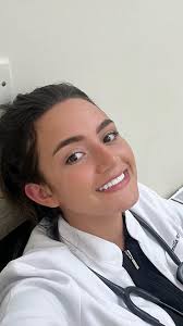 Influencer precisa conciliar vida de atriz com curso de medicina