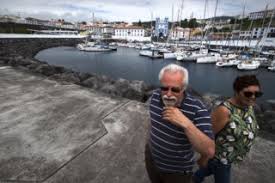 Como se comportarão os portugueses perante este a previsível declaração do estado de calamidade pode atenuar alguns destes receios, mas não terá a mesma força jurídica que teria a manutenção do. Covid 19 Acores Deixam De Exigir Teste A Chegada Com Fim Do Estado De Emergencia Coronavirus Publico
