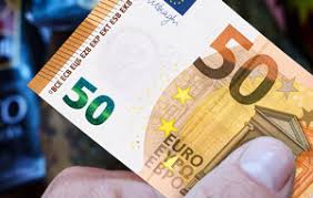 Gerade einmal 4000 rupien (54 euro) dürfen direkt getauscht werden, der rest muss auf ein indisches konto eingezahlt werden. Unser Geld