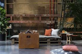 Robuste Loungemobel Und Feuertisch Im Urban Style Diese Diy Mobel Und Der Moderne Feuertisch Passen Perfekt Zum Industrial Design Feuertisch Gartenmobel