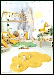 Jungle Room With A Mustard Yellow Bed And Accessories For The Jungle Bed Jungle Room With A M Dschungelzimmer Gelbe Bettwasche Wandgestaltung Kinderzimmer