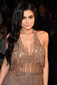 Kylie jenner, with millions of followers on every social media platform has already established herself as a hair queen. Kylie Jenner Black Hair 2019 Kylie Jenner Dyes Hair Black