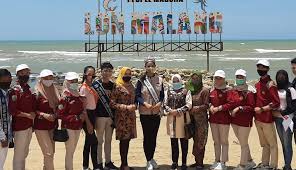 Selain karena bersebelahan dengan pantai sendang biru, pantai ini berada dibawah pengelolaan dari pos tiket masuk melanjutkan perjalanan melewati jalan tanah sempit 2 km, naik turun dan pastinya licin saat musim hujan. Pantai Lon Malang Photos Facebook