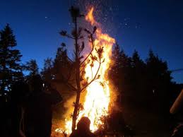 Hoch lodernde flammen, feierliche atmosphäre und ein immer währendes gelöbnis. Herz Jesu Feuer Kaltern Und Tramin Kalterer See Sudtirol