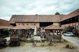 die ernstfarm in coburg ist die perfekte hochzeitslocation in oberfranken fur ausgelassene hochz rustikale scheunenhochzeit hochzeitslocation hochzeitsfotograf