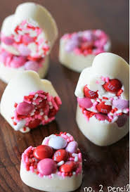 14 Activites Rigolotes Pour Les Enfants A L Occasion De La Saint Valentin Coeurs En Chocolat Valentines Day Food Ecorce De Chocolat