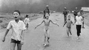 La historia detrás de la fotografía de la niña de napalm en Vietnam 
