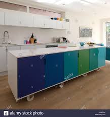 Schränke kaufen otto.de kleiderschränke & schuhschränke vitrinen & wohnwände schrank mit/ohne schiebetüren ratenkauf & aufbauservice! Bewegliche Kuche Insel Auf Rollen Retro Design In Ombre Farben Mit Silestone Arbeitsplatte Gemalt Stockfotografie Alamy