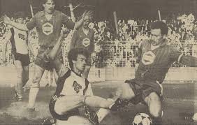 25 04 1982 Fcgroningen Haalt Uit Bij Nac 0 4 Foto Jan Van Dijk Zet Ton Cornelissen Een Voet Dwars Nacgro Nac Fc Groningen Groningen