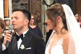 Andrea sannino e la sua abbracciame, divenuta la canzone simbolo della quarantena. Andrea Sannino Emozionante Sorpresa Alla Sua Sposa In Chiesa Video