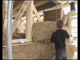 Reportage Complet Sur La Construction De Maison De Paille Maison En Paille Maison Verte Maison Passive