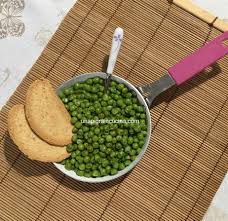 Pulite bene le carote, grattugiando la superficie con un coltello. Piselli Saltati In Padella Light Una Pigra In Cucina