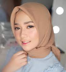 Daftar isi makeup natural wisuda membersihkan wajah sebelum menggunakan makeup langkah pertama make up wisuda yang harus kamu lakukan adalah membersihkan wajah. Penampilan Makin Anggun Dengan Inspirasi Makeup Wisuda Natural Untuk Hijabers Ini