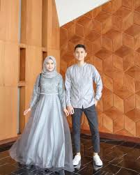 19 koleksi baju couple sekeluarga untuk tampil kompak. Serasi Bersama Pasangan Inspirasi Outfit Kondangan Couple Muslim