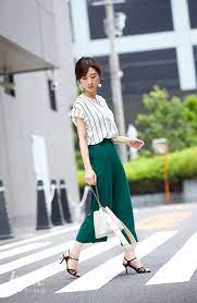 中だるみの木曜日は グリーンのパンツにストライプのブラウスで鮮度アップを図って 7月26日 bo te ボーテ ファッションアイデア 日本のファッションスタイル パンツ