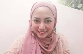 Ia dikenal oleh publik bukan karena hijabnya, tapi karena kepribadiannya yang periang dan tangguh. Rachel Vennya Lagi Lagi Bagikan Foto Tanpa Hijab Are You Okay Buna Matamata Com