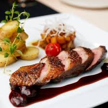 Canard Aux Poires Chocolat Et Piment D Espelette Recette Plat Gastronomique Magret De Canard Gastronomie