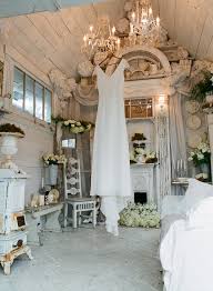 Es gibt etwas reizendes an den süßen und gleichzeitig robust wirkenden möbelstücken und unzähligen attraktiven dekoartikeln. Shabby Chic Hochzeit Winterbraut Hochzeitsinspiration