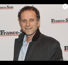 2 d'une heure en arrière. Charles Berling A La Tete D Un Theatre Et En Famille Purepeople