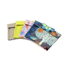 Pochette transparente en pvc avec bord de couleur, cadre personnalisable, fermeture par bouton pression + serviette de table tradition. La Pochette Tissu Indispensable Pour Ranger Ses Protections Lavables