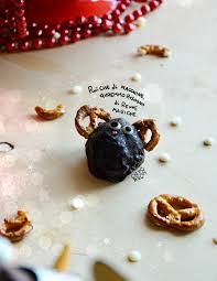 Oggi vi mostro come preparare i bounty fatti in casa, i famosi cioccolatini ripieni di cocco che mi piaceva tanto mangiare da ragazzina! Bounty Fatti In Casa Videoricetta Della Versione Natalizia A Forma Di Renne