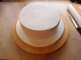 Wieso sind nicht alle kuchen geeignet? Tutorial Das Uberziehen Einer Torte Mit Fondant Motivtorte Eindecken Sugarprincess