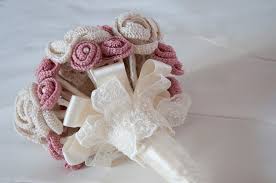 Qui trovi un foto tutorial che spiega come fare. Bouquet Con Fiori All Uncinetto Alluncinetto It