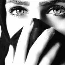 سامح حنيني إن اتاك وأزعجك أو مر في أذنيك صوتي المرتبك أخفيت أشواقي وتفضح نبرتي والدرب خان خطاي حين مررت بك بالأمس hipster hairstyles dark tumblr arab beauty