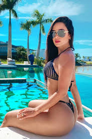 Ela foi pedida em casamento pelo jogador em agosto de 2020, quando o ponta os dois chegaram a se casar no religioso. Nathalia Felix Namorada De Douglas Costa Exibe Corpaco Na Quarentena Gq Musa