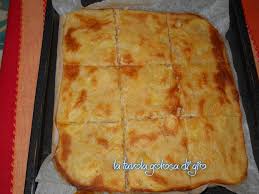 La preparazione della pizza senza impasto è davvero semplicissima, io ho impastato alle 19:00, ho lasciato maturare in frigo per 24 ore, alle 19:00 del giorno detto ciò, prelevare poca acqua dal totale e far sciogliere il lievito al suo interno, in una terrina versare la farina, aggiungere la metà dell'acqua e. Pizza Di Patate Senza Lievito Facilissima La Tavola Golosa Di Gio
