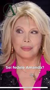 Essere Fedele; Amanda Lear, Chi come Amanda?, #fedelta #televisione #ironia  #intervista #amandalear #alessiamarcuzzi #architempo