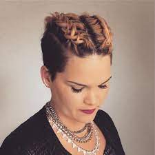 It is ideal for oval, heart, and square face shape. 18 Ways To Style A Pixie Cut And Play With Short Hair In 2021