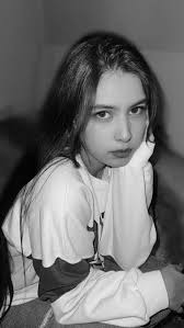 Por una cabeza, یعنی «به خاطر یک سر» اصطلاحی در شرط‌بندی اسب‌دوانی. ماجرا  درباره‌ی مردی‌ست که هر بار قول می‌دهد قمار را کنار بگذارد، ولی باز به‌خاطر  فاصله‌ی اندکِ برد و باخت وسوسه می‌شود. در لایه‌ی ...