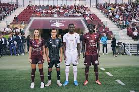L'équipe municipale de dominique gros avait changé de logo pour la ville de metz. Le Fc Metz Presente Son Nouveau Maillot Devant 700 Supporters
