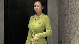 5 Kasual Aura Kasih Style Wears Short Roks, Warganet Comment: Badhe Where  Is Neng