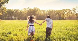 I Remember Running Through The Wet Grass Falling A Step Behind Both Of Us Never Tiring Desperately Wanting Better Than Ezra Casal Amor Feliz