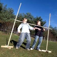 Los niños deberán de pasar por debajo de un palo. El Limbo Dinamicas Y Juegos