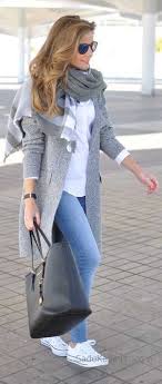 2019 2020 Sonbahar Kis Kombinleri Mavi Pantolon Beyaz Kazak Gri Mont Mavi Pantolon Moda Moda Trendleri