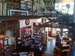 Enviamos os seus livros para onde estiver. Area Do Sebo Livros E Revistas Usadas A Venda Foto De Miragem Livraria Sao Francisco De Paula Tripadvisor