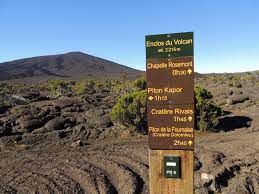 En face ce décor lunaire, une piste mène vers le pas de bellecombe et le piton de la fournaise. La Fournaise Depuis Le Pas De Bellecombe Habiter La Reunion