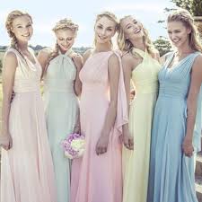 Gli sposi hanno deciso di celebrare le nozze in riva al mare , in spiaggia, sulla sabbia e al tramonto. Invitate Come Vestire Per Un Matrimonio In Primavera