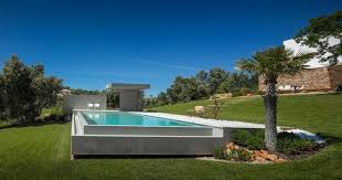 Infinity Pool Aus Beton Als Minimalistischer Akzent Im Garten Schwimmbecken Pool Ideen Und Infinity Pool