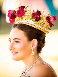 The 2024 Duchess of the Rose Growers Alice Milton is here to remind you  that Rose Parade applications are due September 15th!!! 📆 Her gorgeous  parade float was captured by local photographer @