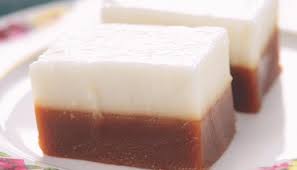 Panaskan santan, garam, gula dan daun pandan. Resepi Talam Gula Merah