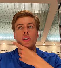 Stór dagur á morgun hér á HM í Manchester þar sem ég keppi í minni  aðalgrein 100m baksundi. Keppnin á morgun skiptir miklu máli fyrir komandi  ólympíuleika í París á næsta ári.