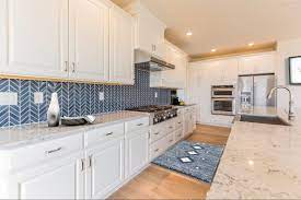 White pendants over the central island, create a focal point. 11 Fresh Kitchen Backsplash Ideas For White Cabinets