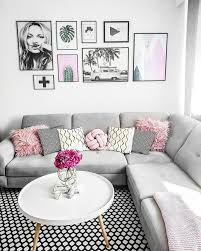 Modern living room with grey sofa and pillows stock photo. Kissen Knot Kissen Knot Montessoriano Kissen Knot Montessoriano Graue Couch Wohnzimmer Haus Deko Zimmer Dekor Ideen