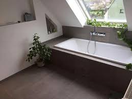 Badewanne Unter Dachschrage Tolle Fliesen Dazu Badezimmer Dachschrage Badezimmer Dachgeschoss Kleines Bad Gestalten