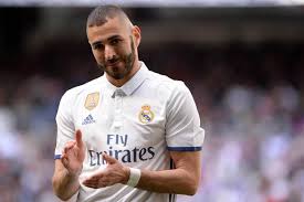 Según el diario francés le parisien, neymar y alves tentaron al delantero del real madrid con irse a jugar al psg. Mercato Psg Neymar Et Dani Alves Essayent De Convaincre Benzema De Venir