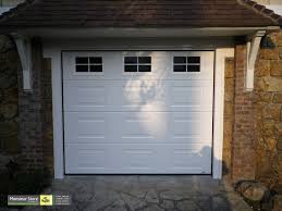 Porte De Garage Sectionnelle Plafond Motorisee Blanche Finition Woodgrain Avec Hublots Croisillons Blanc Inte Porte Garage Garage Porte De Garage Sectionnelle